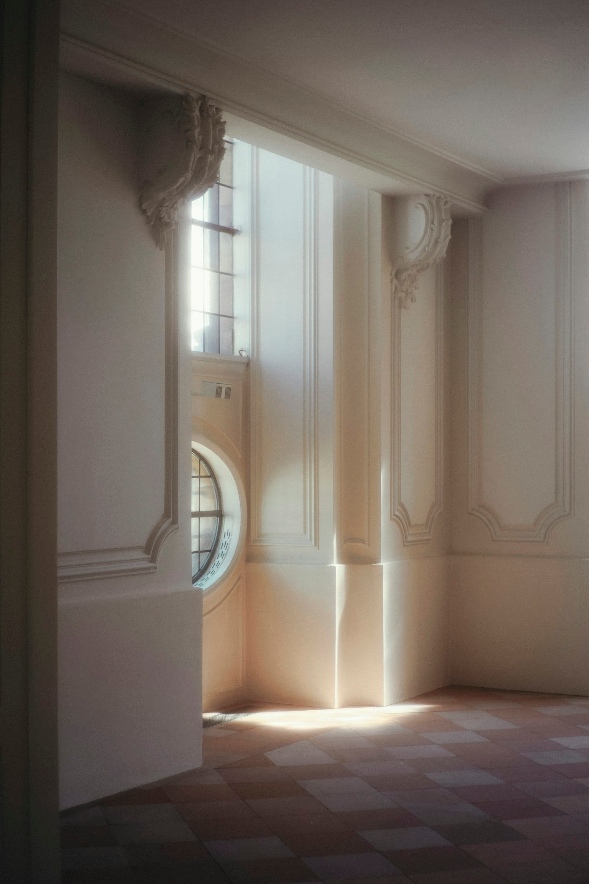Enfilade parisienne, moulures et lumière naturelle