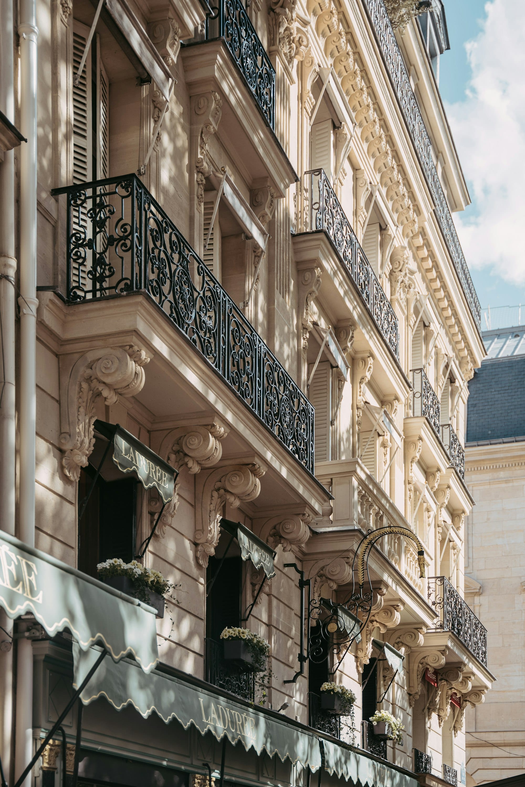 Rue parisienne, immeubles en pierre de taille