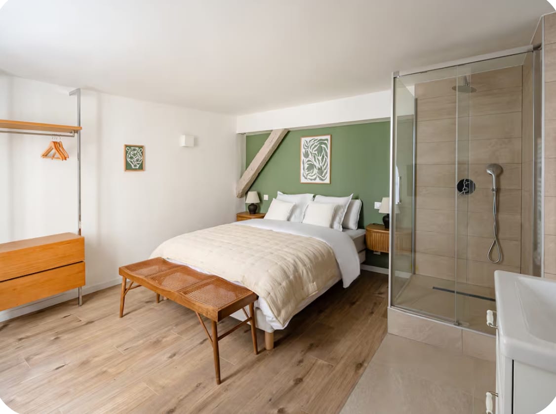Chambre avec salle d’eau ouverte