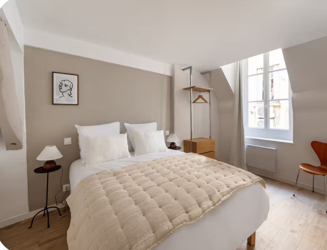 Chambre mansardée aux tons sable