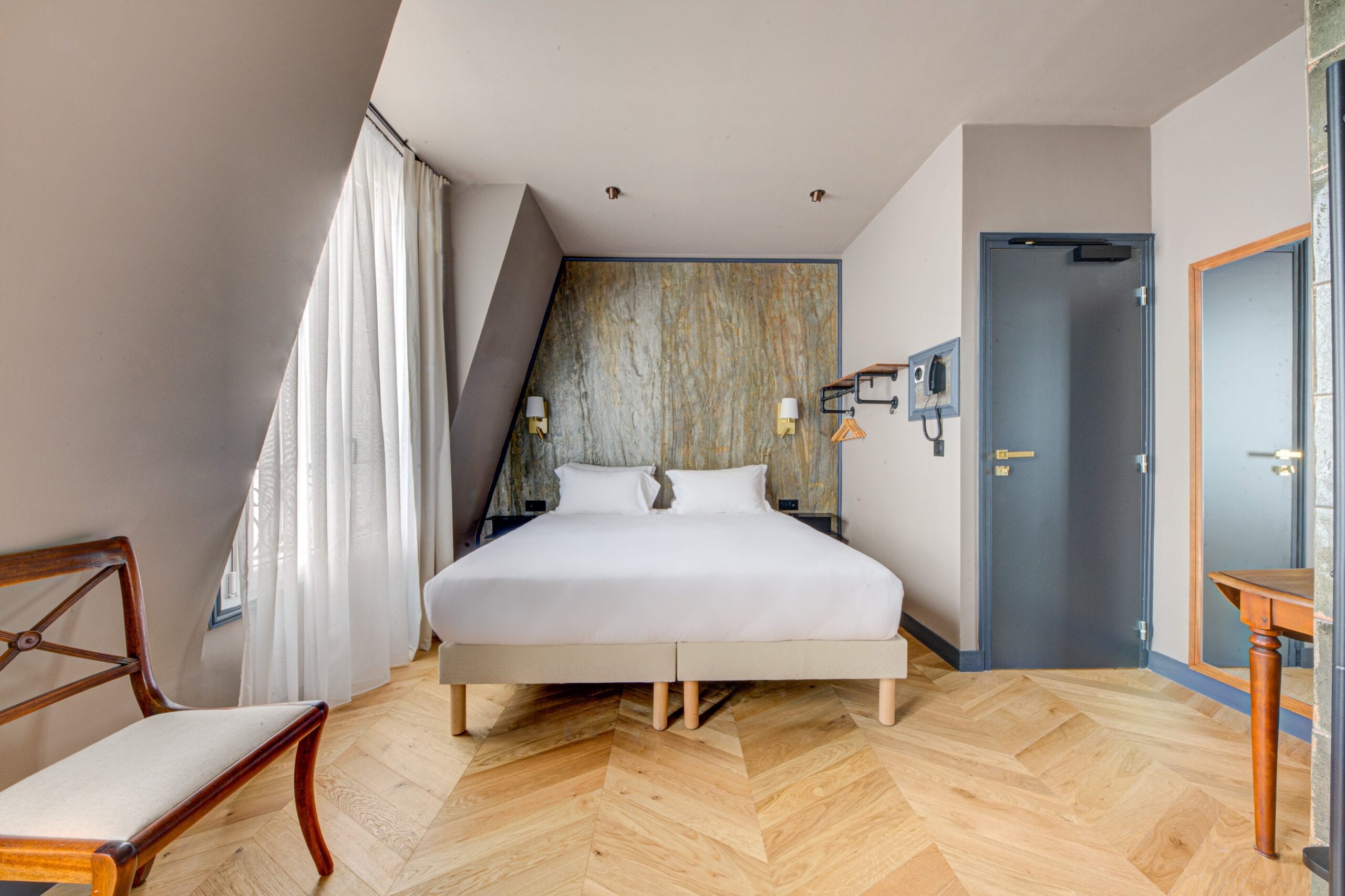 Chambre sous comble de l’Hôtel Maât Batignolles, panneau de marbre