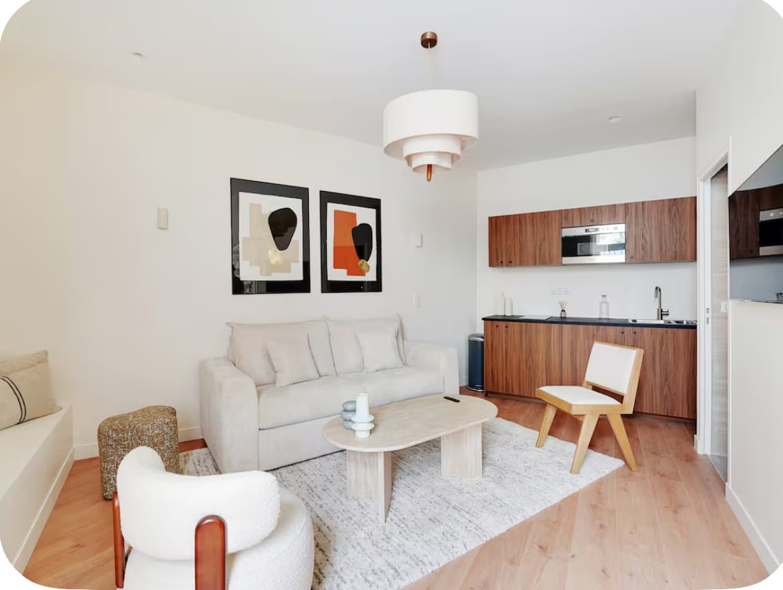 Séjour et cuisine d’un appartement rénové du Marais
