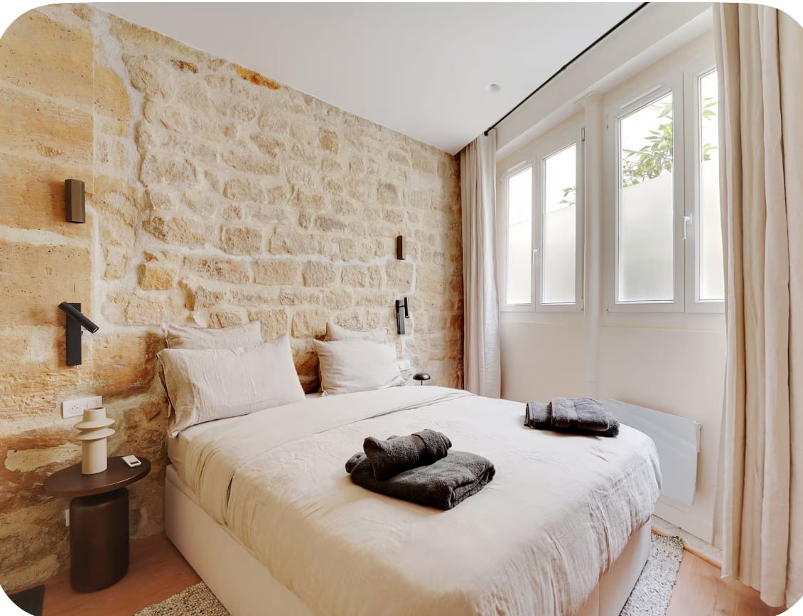 Chambre aux pierres apparentes conservées