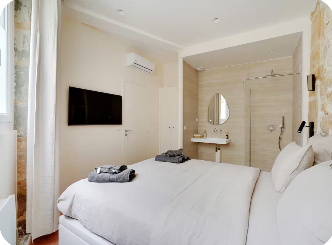 Chambre avec salle d’eau ouverte en travertin